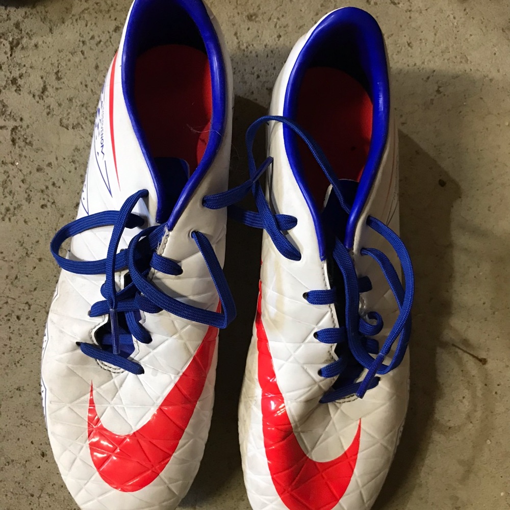 Soccer shoes